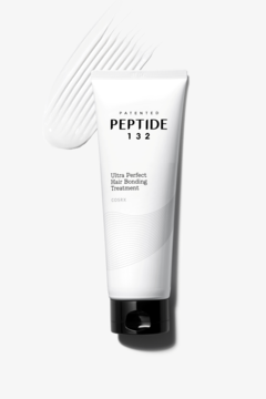 Biała tuba odżywki do włosów PEPTIDE-132 Hair Bonding Treatment, z czarną zakrętką i smugą produktu, widok z przodu.