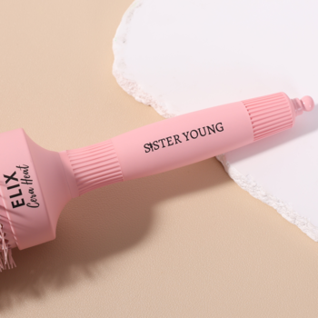 Różowa szczotka do modelowania włosów ELIX Cera Heat 43 mm z napisem SISTER YOUNG, widok z boku.