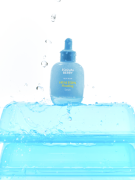Equal Berry Hyaluron Foaming Serum, jasnoniebieska butelka z pipetą, ujęcie w studio wśród rozpryskującej się wody.