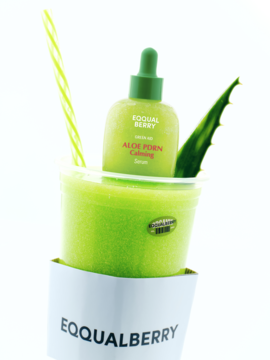 Eqqualberry Aloe PDRN Calming Serum, zielona butelka z zakraplaczem, zanurzona w zielonym napoju z aloesem w przezroczystym kubku.