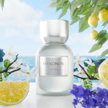 Woda perfumowana Mykonos Slow Living z cytrynami i lawendą na tle morza i jasnego nieba.