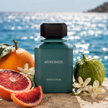 Męskie perfumy Mykonos Sorrento, turkusowa butelka z cytrusami i kwiatami neroli na tle błękitnego morza.