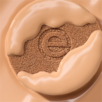Podkład essence silky CUSHION 120, jasny beż, okrągła poduszeczka z logo 'e' częściowo zanurzona w podkładzie.