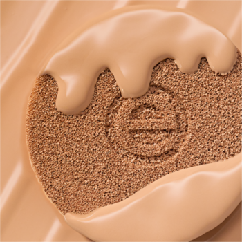 Zbliżenie: podkład w poduszeczce essence silky CUSHION 155, brązowy krążek z logo 'e' zalanym jasnobeżowym podkładem.