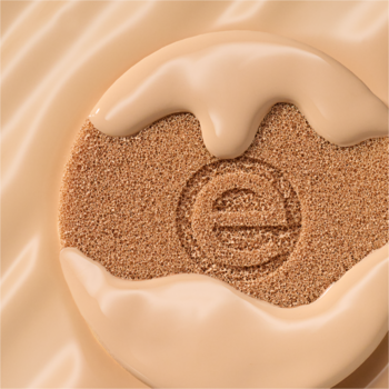 essence silky CUSHION 100, zbliżenie na podkład w poduszeczce z logo 'e', pokryty jasnym płynnym podkładem.