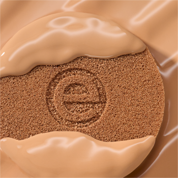 essence silky CUSHION 168: podkład w poduszeczce, średni odcień, otoczony kremowym fluidem.