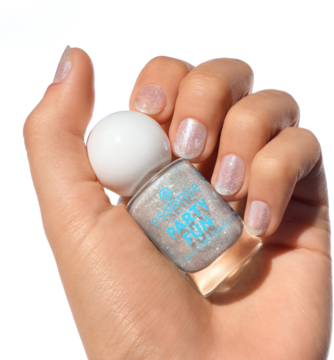 Dłoń trzyma mini lakier essence PARTY FUN w srebrnym holograficznym brokacie. Paznokcie pomalowane błyszczącą emalią.