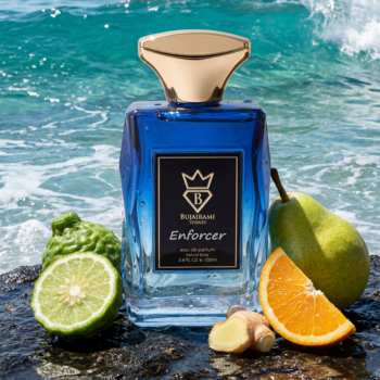 Bujairami Enforcer woda perfumowana unisex, niebieska butelka z owocami i imbirem na skale, morze w tle.