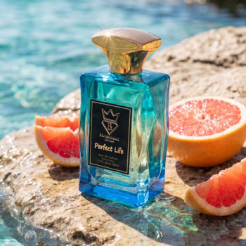 Woda perfumowana Bujairami Perfect Life unisex, turkusowa butelka na skale z grapefruitami i wodą. Świeży cytrusowy zapach.