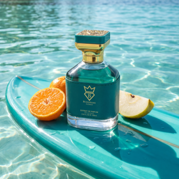 Bujairami Ocean Eyes, perfumy w szmaragdowej butelce, z gruszką i mandarynką na desce surfingowej w wodzie.
