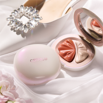Catrice BRIDES & BESTIES C01 Vow To Glow, kremowo-pudrowy duet różu i rozświetlacza, otwarty z lusterkiem, obok buta.
