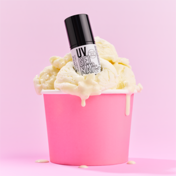 Baza essence UV GEL NAIL 01, czarna butelka z białymi napisami w waniliowych lodach, różowy kubek.