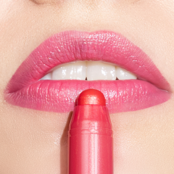 Kremowy błyszczyk Artdeco Glossy Lip Chubby Malibu Kiss w sztyfcie aplikowany na różowe usta.