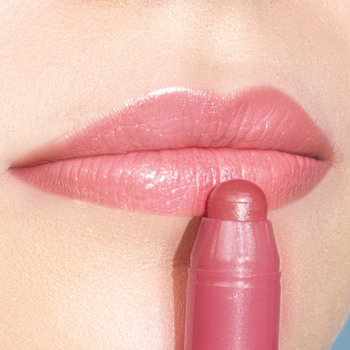 Różowy błyszczyk w sztyfcie Artdeco Glossy Lip Chubby Summer Flirt nakładany na usta, lśniące wykończenie.