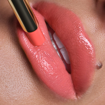 Artdeco Lip Shine Stylo Spirit of Love, koralowa pomadka o wysokim połysku aplikowana na usta.