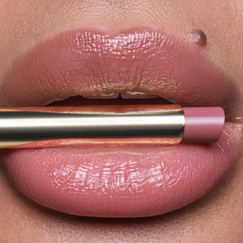 Usta z błyszczącą pomadką Artdeco Lip Shine Stylo Souvenir. Złoty, smukły sztyft z różowym kolorem między wargami.
