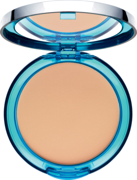 Otwarta puderniczka matującego podkładu Artdeco Sun Protection Powder Foundation SPF 50, niebieskie etui i beżowy puder.