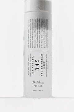 Dr. Althea 345 Relief Cream Mist, biała butelka z kroplami wody, z przodu. Nawilżająca mgiełka z kwasem hialuronowym.