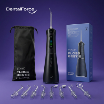 Zestaw czarnego irygatora bezprzewodowego DentalForce Floss Bestie z 8 końcówkami i etui na fioletowym tle.