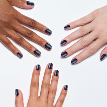 Sally Hansen Miracle Gel Galax-Sea Top Coat. Trzy dłonie z paznokciami o efekcie zmiany koloru fiolet-błękit, białe tło.
