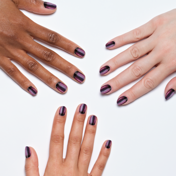 Dłonie prezentują paznokcie z Sally Hansen Miracle Gel Pixie Chrome, różowy chrom na ciemnej bazie, na białym tle.