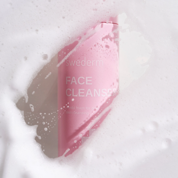 Różowa butelka Swederm Face Cleanser, pianka oczyszczająca, w gęstej białej pianie, widok z góry.