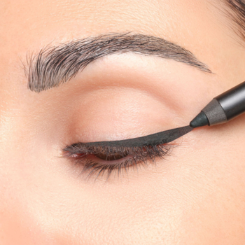 Zbliżenie na zamknięte oko z nakładanym czarnym eyelinerem ARTDECO Soft Eye Liner Waterproof, precyzyjna aplikacja.