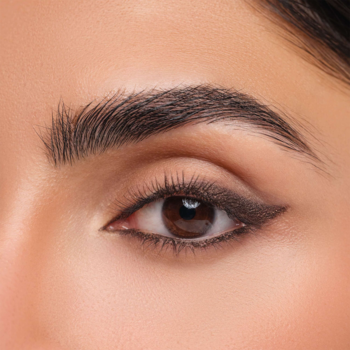 Zbliżenie oka z precyzyjnie nałożonym brązowym eyelinerem ARTDECO Soft Eye Liner Waterproof.