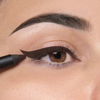 Zbliżenie: aplikacja ARTDECO Soft Eye Liner Waterproof. Brązowa kredka precyzyjnie maluje wodoodporną kreskę na powiece.