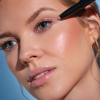 Cień w sztyfcie Artdeco High Performance Eyeshadow Stylo Delicate Flower aplikowany na powiekę kobiety, zbliżenie.