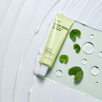 Zielona tubka NACIFIC CICA PDRN Barrier Cream na kremowym tle z wodą i liśćmi wąkroty azjatyckiej.