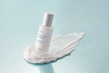 Nacific Uyu Cream Ampoule, biała butelka z pompką na nawilżającej kremowej formule, jasnoniebieskie tło.