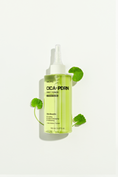 Nacific CICA+PDRN First Toner w jasnozielonej butelce z białym dozownikiem, na białym tle z liśćmi wąkroty.