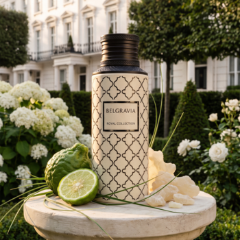 Maison Asrar Belgravia woda perfumowana unisex, beżowa butelka z wzorem, bergamotka i liście na postumencie, tło ogrodu.