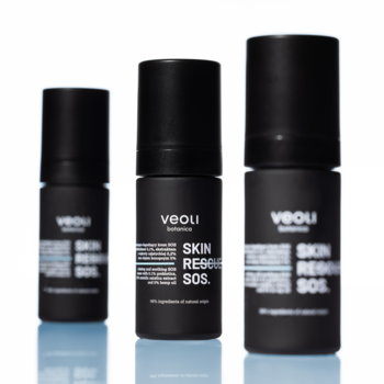 Trzy czarne butelki Veoli Botanica SKIN RESCUE SOS, kojący krem do cery wrażliwej, różne wielkości, widok z przodu.