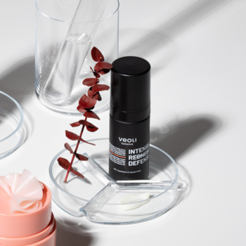 Czarny krem Vroli Intense Redness Defense na przezroczystej podstawce, redukujący zaczerwienienia cery naczynkowej.