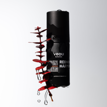 VEOLI Botanica REDNESS HARMONY, czarna butelka kremu do cery naczynkowej, z czerwonymi roślinami i wodą.