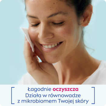 Uśmiechnięta kobieta z wacikiem używa NIVEA mleczka do demakijażu; oczyszcza skórę, wspiera mikrobiom.