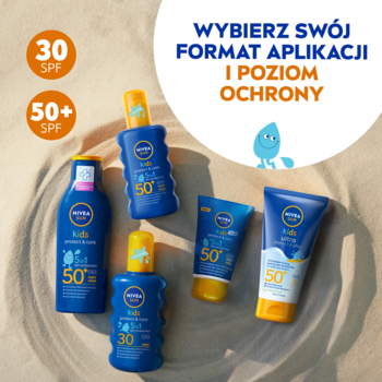 Różne opakowania NIVEA SUN Kids SPF 30 i 50+, niebieskie butelki i tubki, na piaszczystym tle.