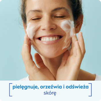 Młoda kobieta z uśmiechem myje twarz NIVEA odświeżającym żelem z pianką. Dla cery mieszanej/normalnej.