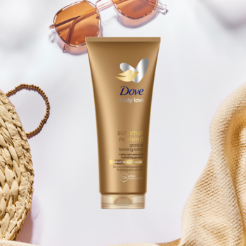 Złoty balsam samoopalający Dove Body Love Summer Revived w tubie, na jasnym tle z okularami i kapeluszem.