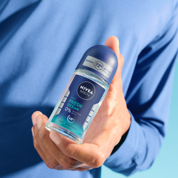 NIVEA MEN Fresh Ocean dezodorant roll-on 48h, w dłoni mężczyzny, przezroczysta butelka.