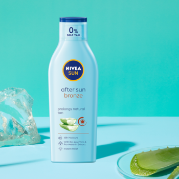 NIVEA SUN After Sun Bronze balsam w błękitnej butelce, 0% self tan, z aloesem, na turkusowym tle.