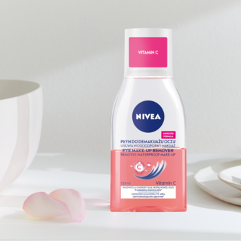 NIVEA Dwufazowy płyn do demakijażu oczu z Witaminą C, różowo-biała butelka, widok pod kątem.