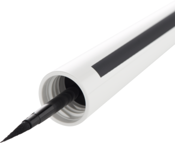 Zbliżenie na otwarty, biały eyeliner w tubie z czarną kreską i precyzyjnym aplikatorem do kresek.