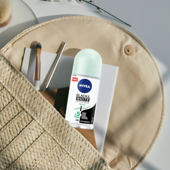 Antyperspirant NIVEA Black & White Fresh 72h w kulce, widoczny w otwartej beżowej torebce.