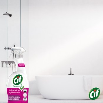 Cif Power & Shine Multipurpose Wybielanie, butelka sprayu w bieli z różową etykietą, w minimalistycznej łazience.