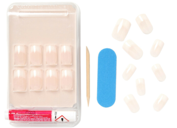 Zestaw Kiss Salon Acrylic French nude: sztuczne paznokcie, klej, patyczek, niebieski pilnik, na białym tle.