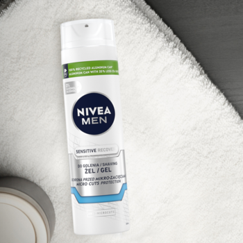 NIVEA MEN Sensitive Regenerujący Żel do golenia, biała puszka z recyklingu, leży na białym ręczniku.