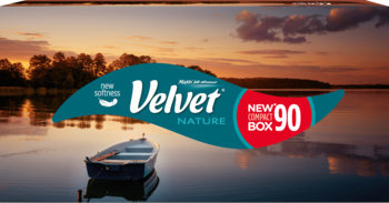 Velvet Nature New Compact Box z 90 chusteczkami, z grafiką zachodu słońca nad jeziorem i łódką.